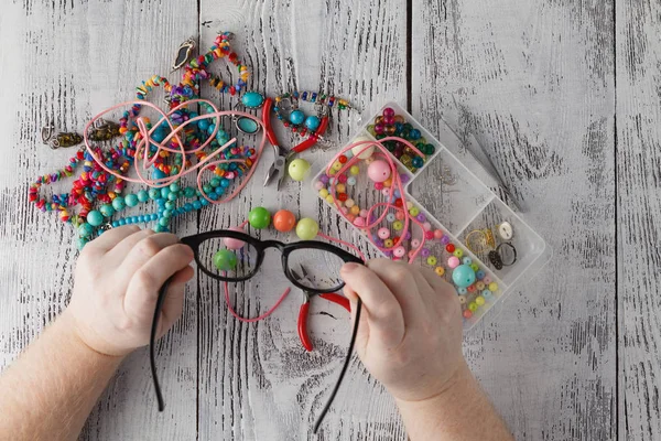 Perlas de cadena masculina en la aguja — Foto de Stock