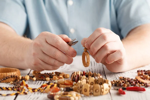 Hombre haciendo pendientes de madera hechos a mano — Foto de Stock