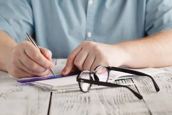 Ręka mężczyzny pisanie na papierze, pisanie niechlujny matematyki, studen z bliska — Zdjęcie stockowe