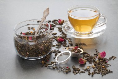 bir gül ve bir süzgeç ile haşlanmış yeşil çay
