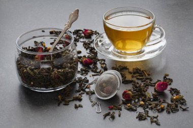 bir gül ve bir süzgeç ile haşlanmış yeşil çay