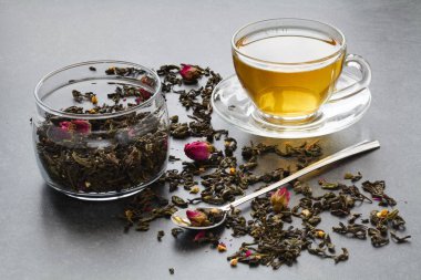 bir gül ve bir süzgeç ile haşlanmış yeşil çay