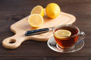 doğrama kurulu arka plan ile ahşap üzerine limon dilim, yakın çekim