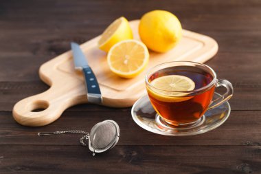 doğrama kurulu arka plan ile ahşap üzerine limon dilim, yakın çekim