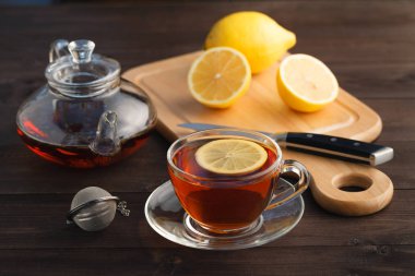 Tablo yakın çekim üzerinde limon ile çay