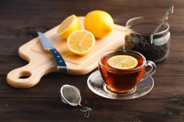 Tablo yakın çekim üzerinde limon ile çay