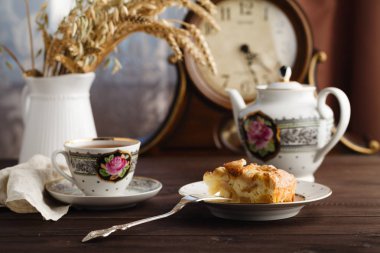 fincan sıcak çay, çay potu ve elmalı turta bir tabloda bir parçası