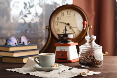 Kahve kahve çekirdekleri siyah çanta ile uçan daire ile