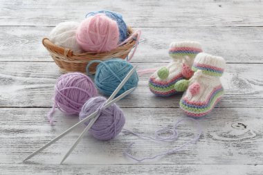 Beyaz örgü patik. Küçük çocuk çorap, greeeting kartı