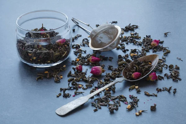 Сухой зеленый чай с розой и чесноком — стоковое фото