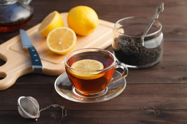 Tablo yakın çekim üzerinde limon ile çay