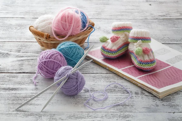 Filati di lana arrotolati con ferri da maglia in cesto di vimini su lig — Foto Stock