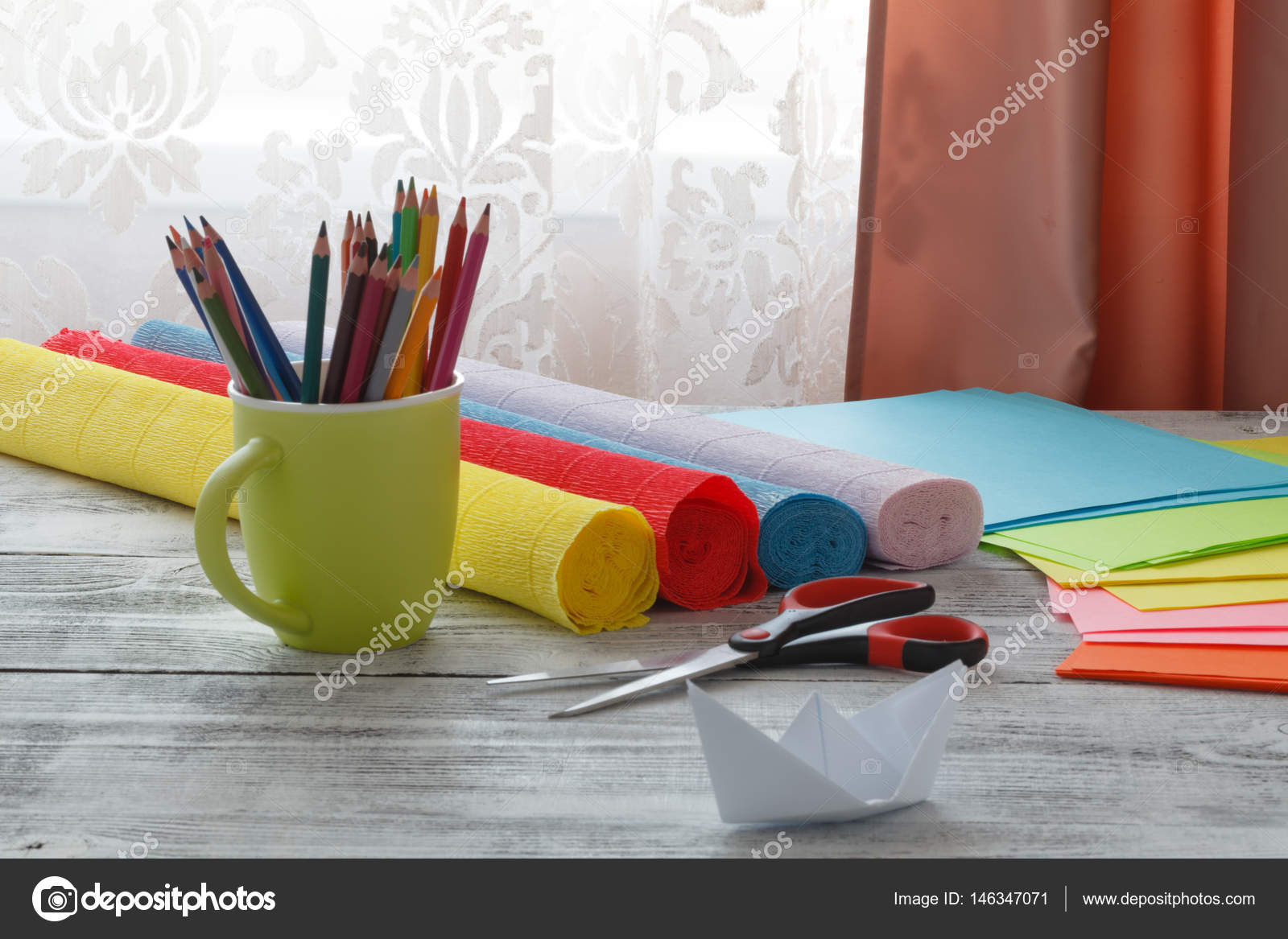 Satz Von Origami Boote Und Quadratischen Blatt Farbiges