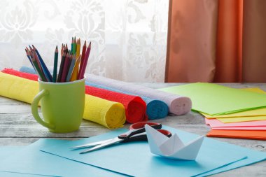 Origami tekneler ve kare adet renkli kağıt üzerinde bir woo