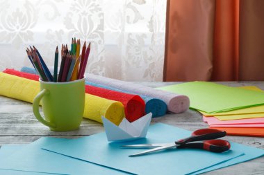 Origami tekneler ve kare adet renkli kağıt üzerinde bir woo