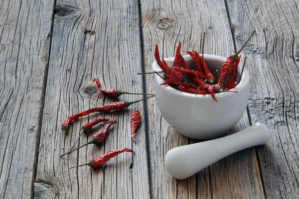 Chilischoten im Mörser mit Stößel — Stockfoto