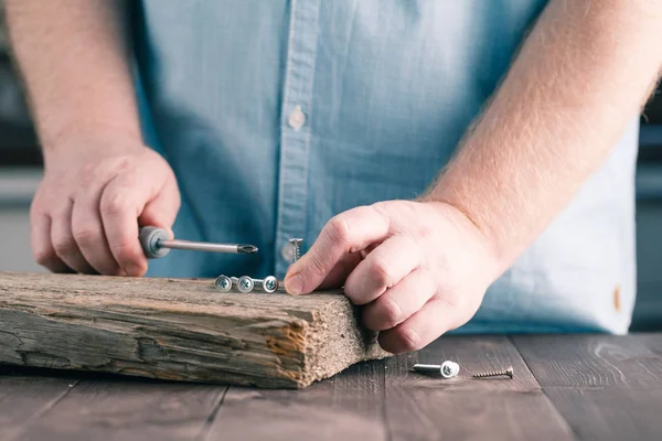 Wkręcanie śruby w drewno śrubokrętem — Zdjęcie stockowe