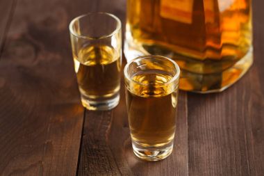 parlak ışıklar bir arka plan üzerine bir bardak içinde altın tekila. Tradit