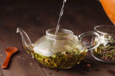 Tıp bitkisel çay demleme