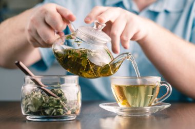 Bitki çayı dökülüyor.