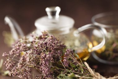 Ahşap masa ve su ısıtıcısı wfor çayı üzerinde kurumuş otlar