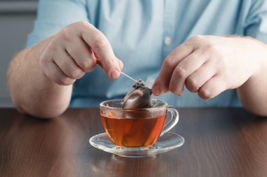 çay poşeti ile ofiste tabloda çay bardak bira adam