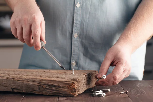 Tornillo que se atornilla en un pedazo de madera — Foto de Stock