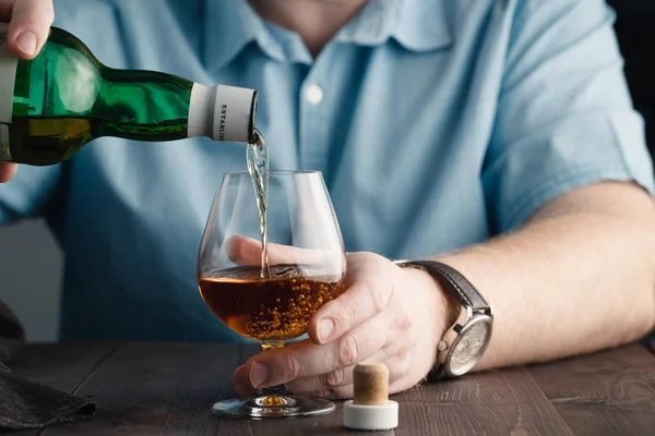 Uzależniony od problemu, człowiek nalewa sobie whisky — Zdjęcie stockowe