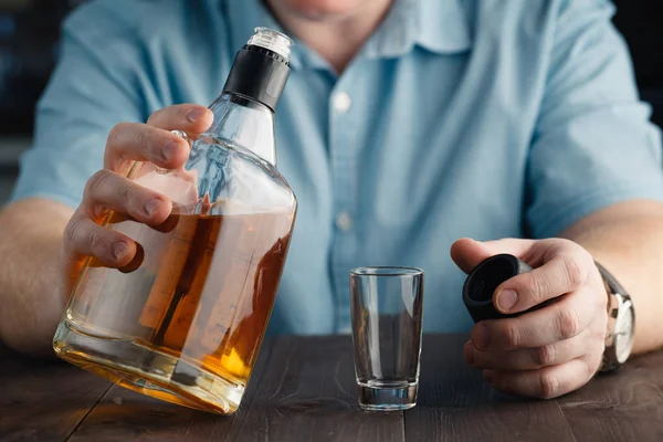 Mann schenkt sich einen Drink ein — Stockfoto