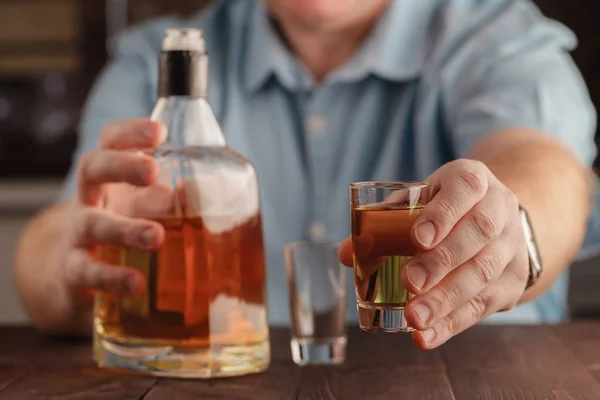 Hombre ofreciendo una inyección de alcohol como una solución a sus problemas — Foto de Stock