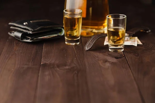 Dinero y whisky en la mesa de madera. Vista de primer plano — Foto de Stock
