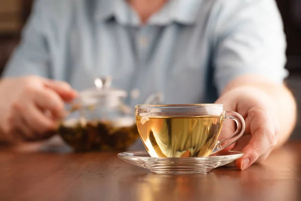男を提供紅茶カップ — ストック写真