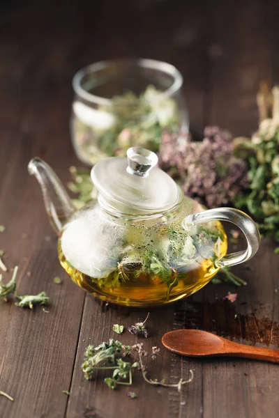 Aynı kuru otlar breawing İbriği tıp çay için hazır