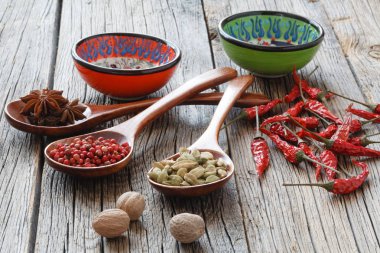 rustik masada küçük hindistan cevizi