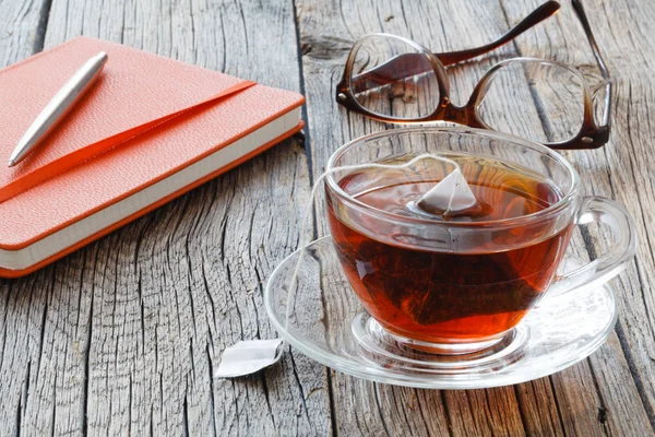 Tasse Tee mit Teebeutel auf dem Tisch — Stockfoto