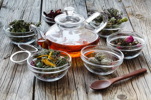 Mengatur herbal penyembuhan. Herbal kering untuk digunakan dalam pengobatan alternatif .H — Stok Foto