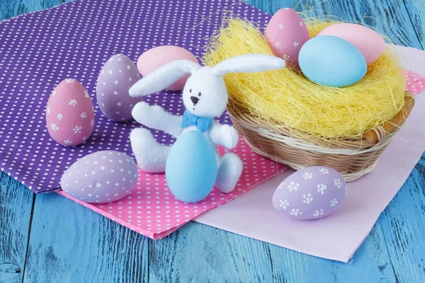 Cena de Páscoa de crianças com ovos coloridos — Fotografia de Stock