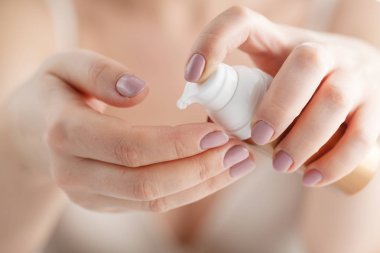 Erkek nemlendirici uygulayarak elleri için banyodan sonra. Cilt Bakımı co