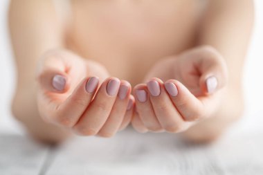 Ellerini aç. Tutmak, vermek, göstermek.