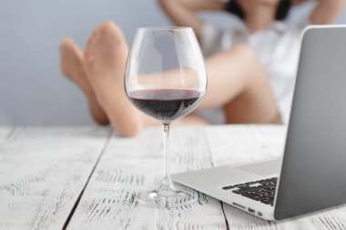 kapalı ofis yerinde alarak iş kadını.