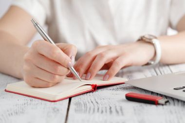 Kadın manikür yere sayfa defter bir kalem eller