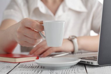 Fincan kahve closeup tutan eller. Mobil bilgisayar Pop