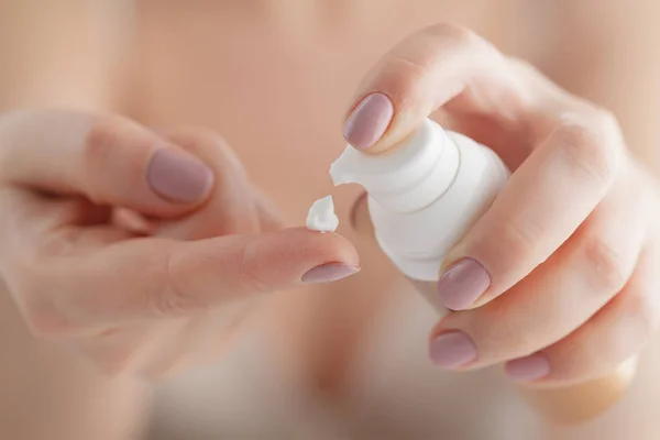 De zorg van de huid van de hand. Close Up van vrouwelijke handen met crème Tube, Bea — Stockfoto