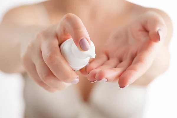 De zorg van de huid van de hand. Close Up van vrouwelijke handen met crème Tube, Bea — Stockfoto