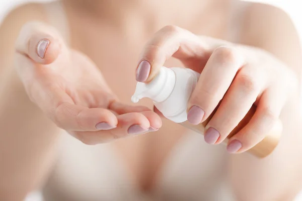 Close-up shot van vrouw handen toepassing hydraterende handcrème — Stockfoto