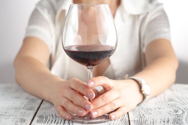 Bir kafe ya da Restoran kırmızı şarap ile öğle yemeği.