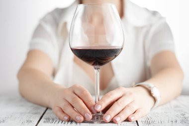 Bir kafe ya da Restoran kırmızı şarap ile öğle yemeği.