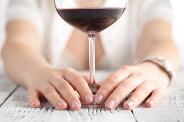 Bir kafe ya da Restoran kırmızı şarap ile öğle yemeği.