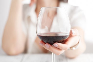 alkol beyaz arka plan üzerinde bir kadın. Şarap cam üzerinde odaklanmak