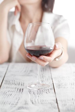 alkol beyaz arka plan üzerinde bir kadın. Şarap cam üzerinde odaklanmak